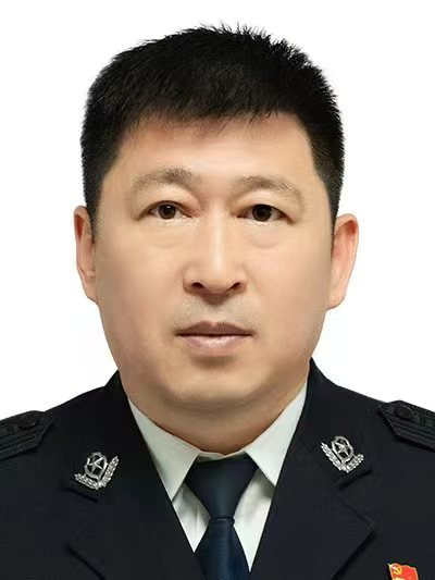 张滔  市政府党组成员、副市长、市公安局局长