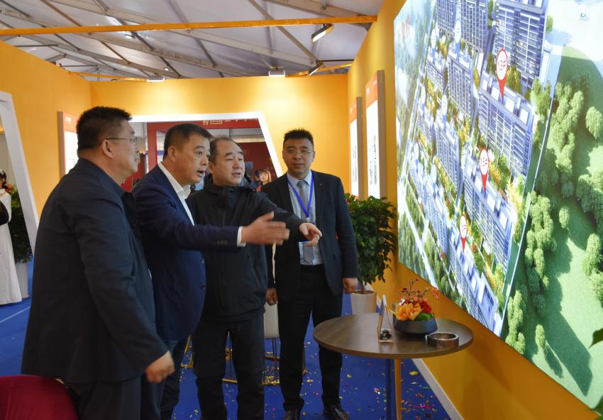 徐荣利到房交会现场巡展